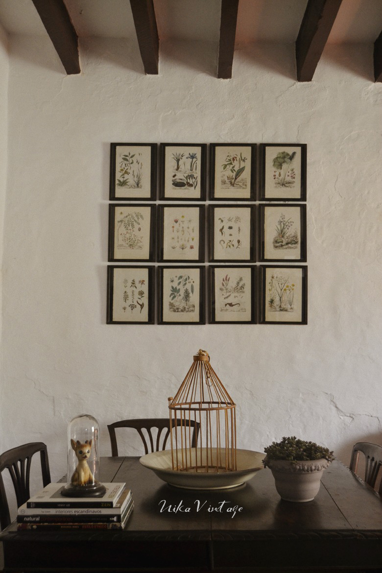 Un antes y un después de un rincón de nuestra sala de estar, haremos una bonita composición de cuadros con grabados antiguos de botánica