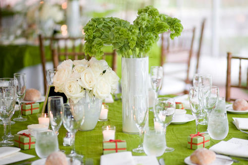 Shades of green in marriage evoke the freshness and harmony of nature 