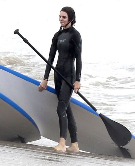 Retro Bikini: Kendall Jenner plays paddle boarding in “Pink Bikini