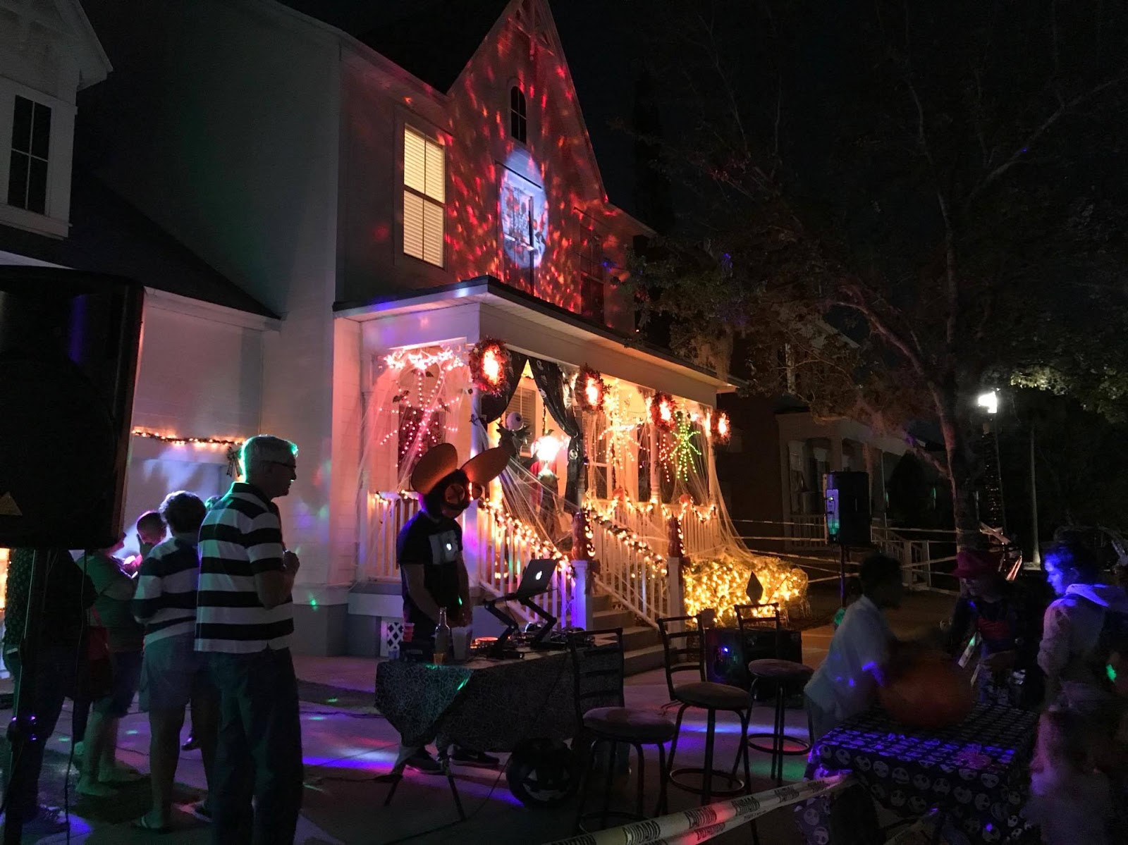 Quien te dijo que es fácil! Así festejan Halloween en un barrio