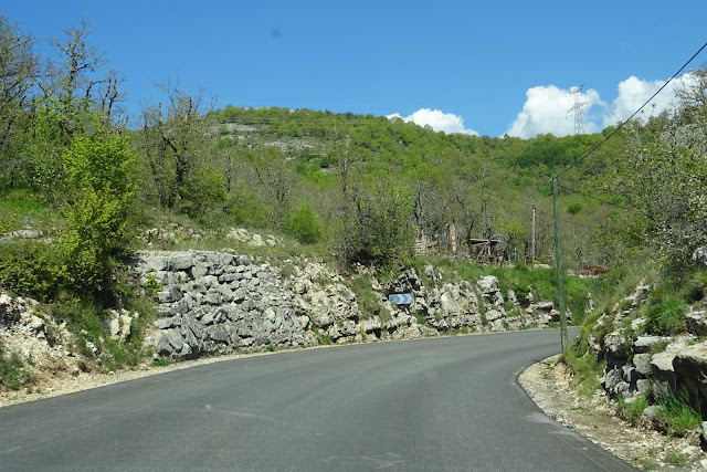 Route de Coursegoules, Kurve mit Felswand und Bäumen nach Gourdon