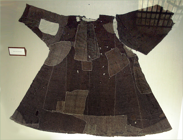 Ο χιτώνας που φορούσε ο Φραγκίσκος της Ασίζης. Διατηρείται στην Βασιλική του Αγίου Φραγκίσκου στην Ασίζη της Ιταλίας.