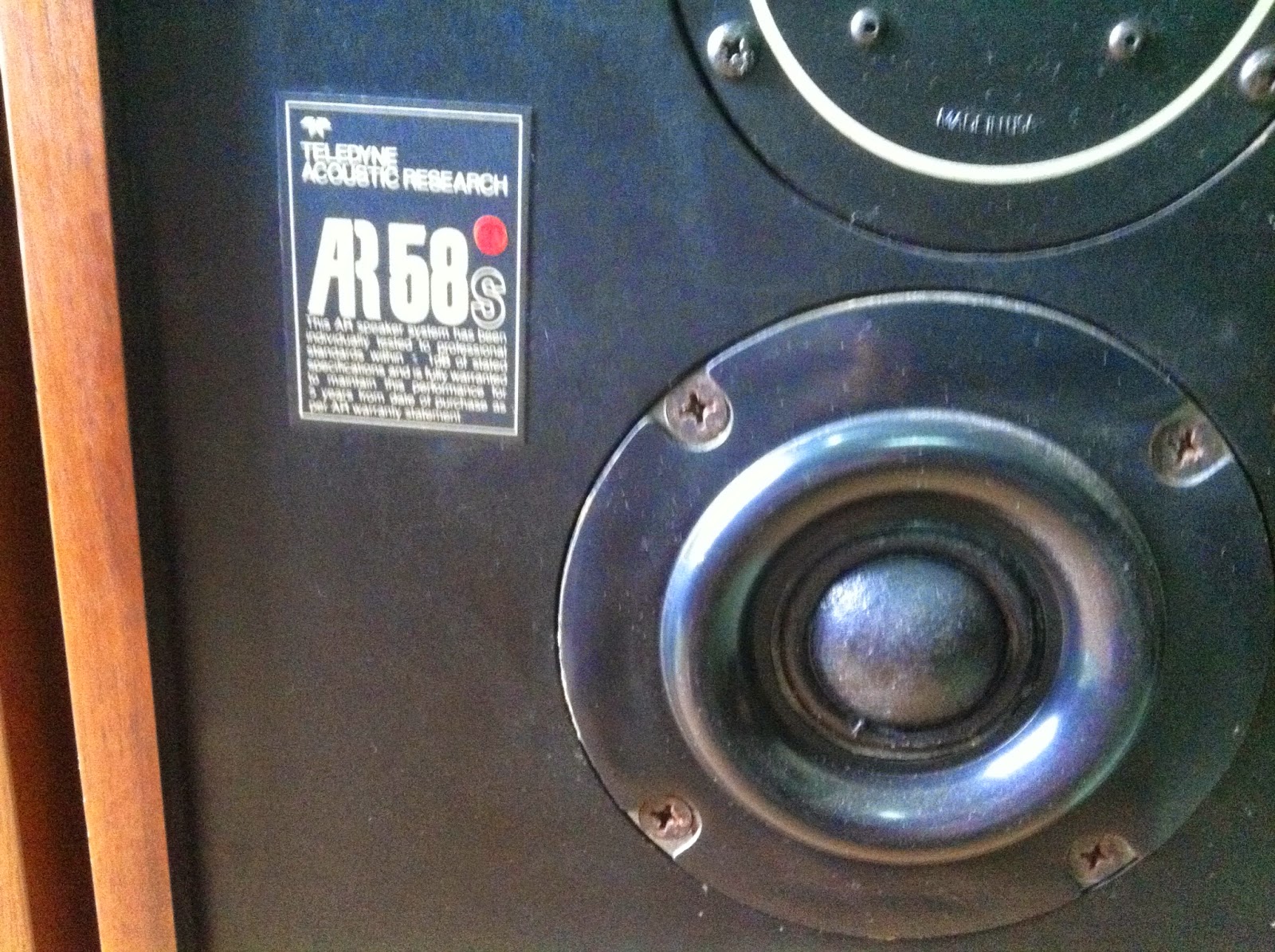 Cận cảnh logo và loa trung (middle) AR 58S Cận cảnh logo và loa trung (middle) AR 58S