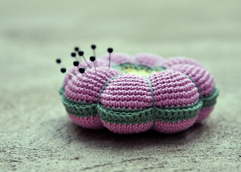 Easy crochet project: pincusion (photo by: A Conversation with Moo) | Happy in Red Easy crochet project: pincusion (photo by: A Conversation with Moo) | Happy in Red