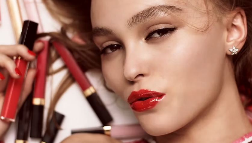 Modella Chanel pubblicità Rouge Coco Gloss con Foto - Testimonial Spot Pubblicitario Chanel 2017