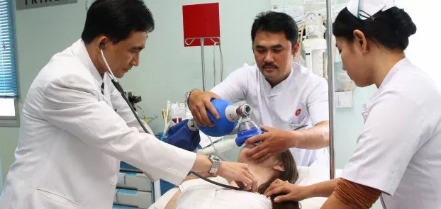 Jadi Perawat itu lebih dari sekedar mengganti cairan infus 9 Informasi Penting Yang Harus Kamu Tahu Sebelum Memilih Jurusan Keperawatan