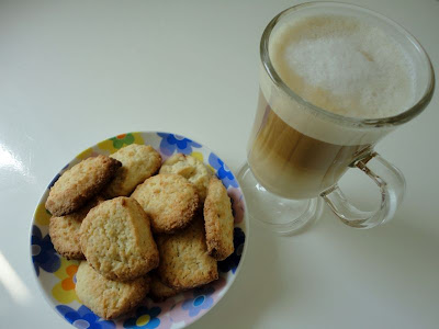 Migdałowe ciasteczka i kawa z migdałowym mleczkiem