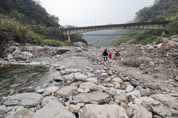 台中和平烏石坑秘境,魚梯豆腐岩就像土耳其棉堡,吸引網美朝聖 台中和平烏石坑秘境,魚梯豆腐岩就像土耳其棉堡,吸引網美朝聖