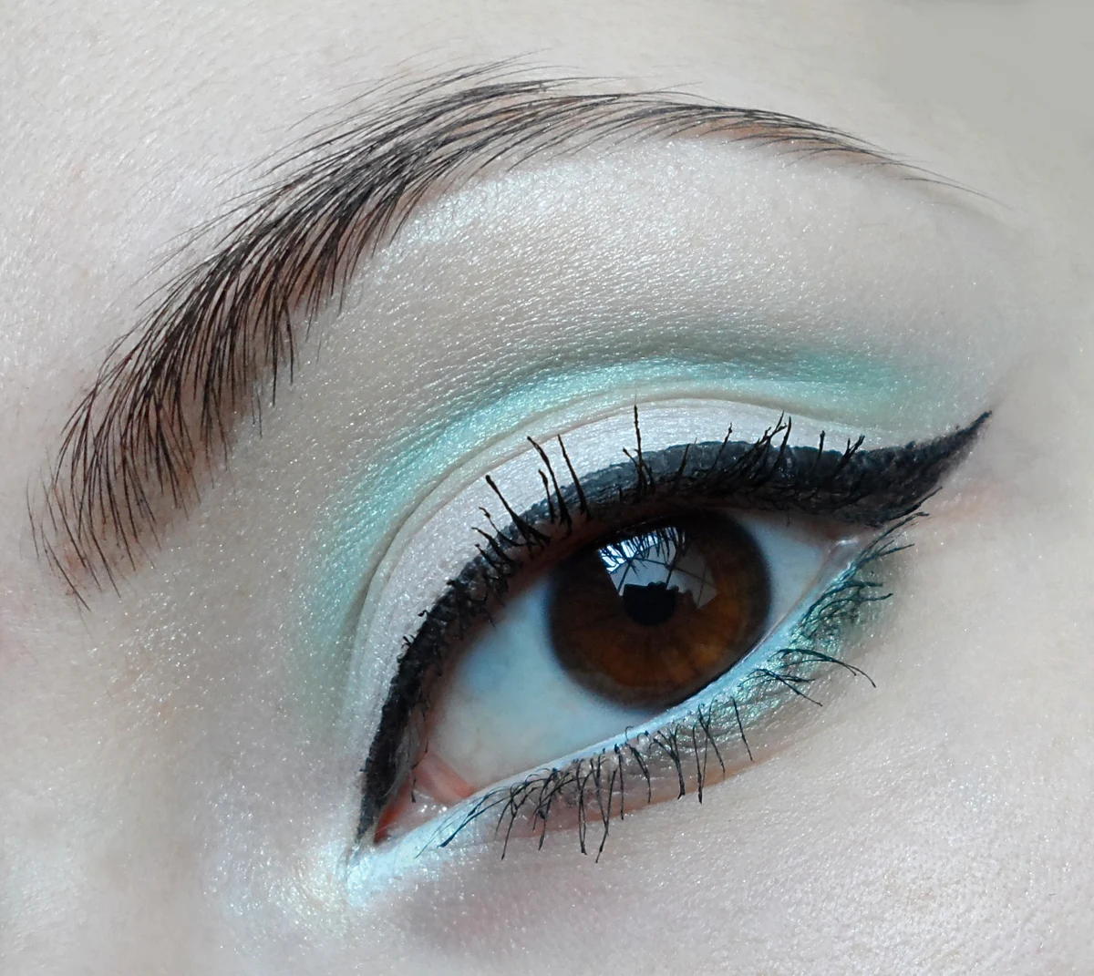 light green and shimmering eye look for new year's eve party