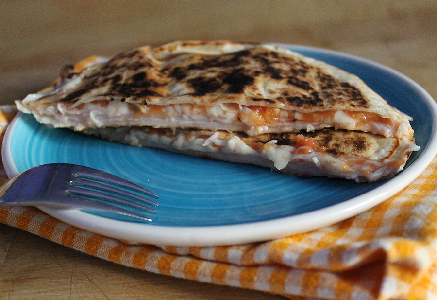 Mesa para cuatro quesadillas de pavo, queso y tomate