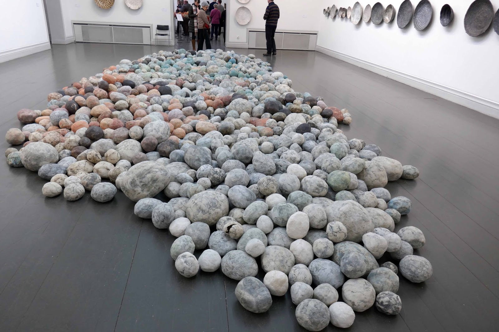 Taivas, kivet ja paratiisi - Anu Pentik loi Taidehalliin riemukkaan  näyttelyn