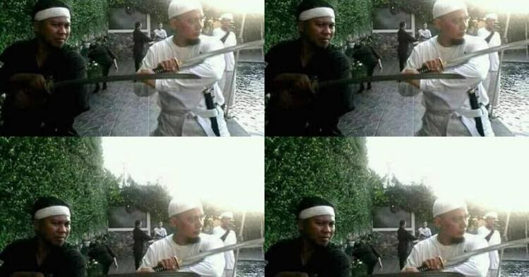 Arifin Ilham Berpose Pakai Pedang, Siap Jihad?
