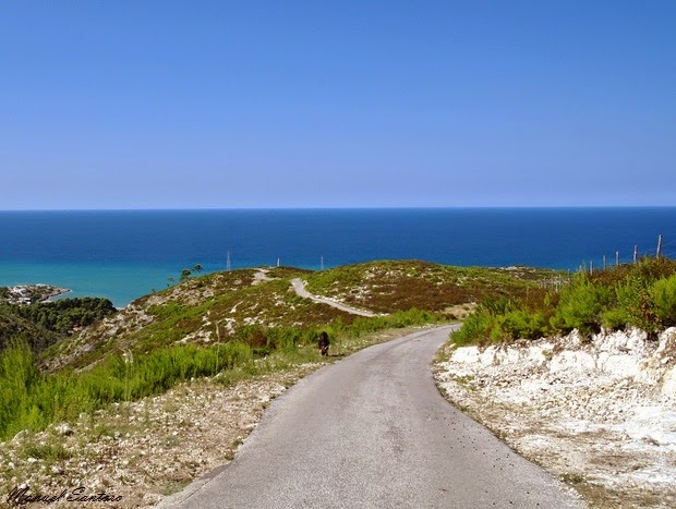 Peschici, raggiungendo la spiaggia della Zaiana Peschici, raggiungendo la spiaggia della Zaiana