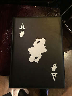 Cardápio em formato de carta de baralho no Akkurat Cardápio em formato de carta de baralho no Akkurat