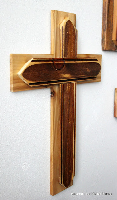 reclaimed wood, cross, Easter, rustic, barnwood, http://bec4-beyondthepicketfence.blogspot.com/2016/02/reclaimed-wood-crosses.html