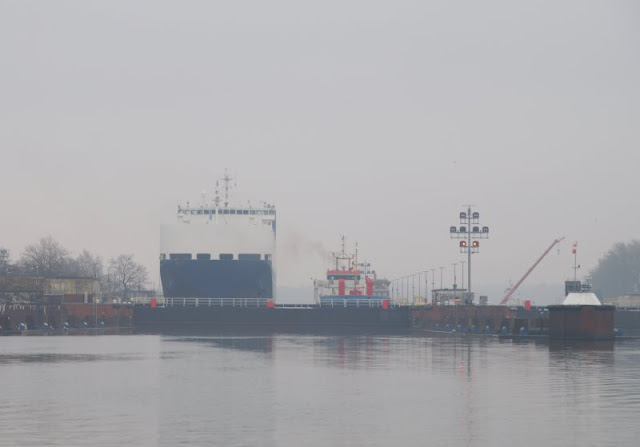 Einfach mal Fähre fahren: Mit dem Adler I von Kiel-Wik nach Holtenau und zurück. Auch die Schleuse von Holtenau kann man bei diesem Schiffs-Ausflug sehen.