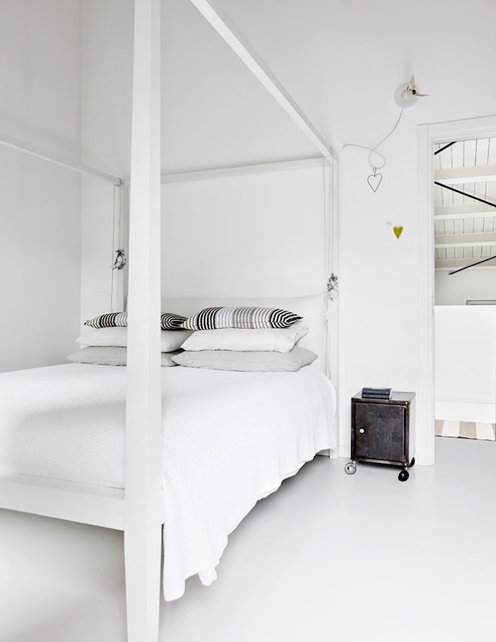 dormitorio blanco estilo nordico dosel cama cojines nordicos mesita auxiliar alquimia deco interiorista barcelona