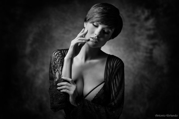 A linda modelo Giorgia Soleri na fotografia em preto e branco de Antonio Girlando Antonio Girlando 500px arte fotografia mulheres modelos italiana sensual fashion Giorgia Soleri preto e branco beleza