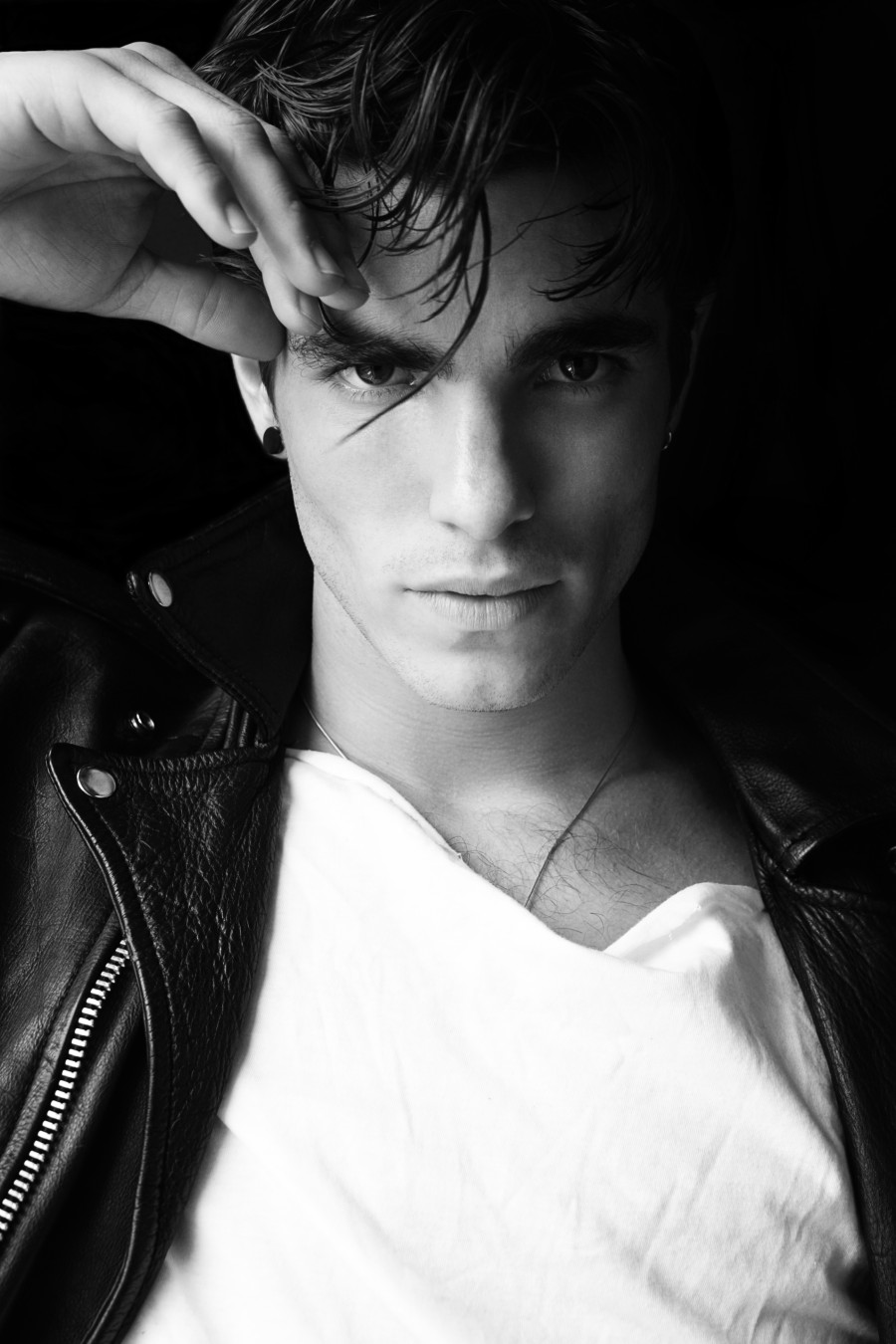 Красивые черноволосые парни. Оливер модель брюнет. Даниил костров. Пацаны брюнеты. Брюнет с темными глазами.