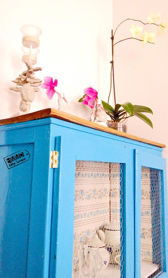 Armario vintage restaurado en azul y papel pintado by HMMD, HandMadeManiaDecor. Decoración con color para espacios pequeños. Vitrina con tela de gallinero.Vintage restored cabinet in blue with paper. Chicken wire cabinet.
