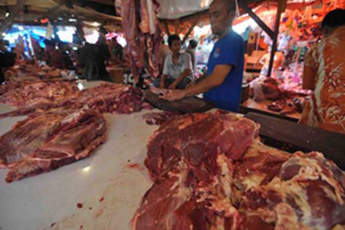 Harga Daging Sapi Segar Di Ambon Bertahan Ambon, Malukupost.com - Harga daging sapi segar di pasar daging terapung Arumbai, kawasan Pasar Mardika, Kota Ambon, Maluku, hingga Jumat (28/4) masih bertahan. Sejumlah pedagang menawarkan harga daging sapi segar Rp100 ribu per kilogram, sedangkan tetelan Rp25 ribu/kg, dan jeroan lainnya Rp40 ribu/kg. Nadsir (47), pedagang daging sapi, ketika di konfirmasi di lokasi penjualan mengatakan bahwa harga tersebut sudah bertahan lama, stok relatif cukup banyak, sementara pembeli agak berkurang.