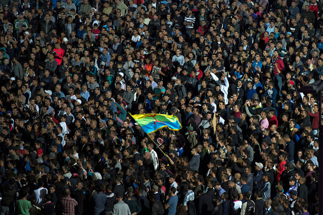 Descienden la bandera de Marruecos e izan la de Rif durante las protestas en Alhucemas.  Protestas-marruecos-muerte-vendedor-ambulante-985x656
