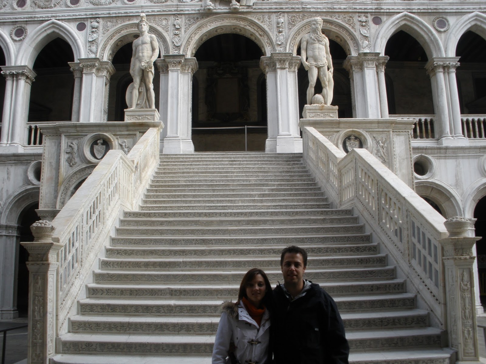 La Escalera de los Gigantes, se encuentra en el patio del Palacio Ducal