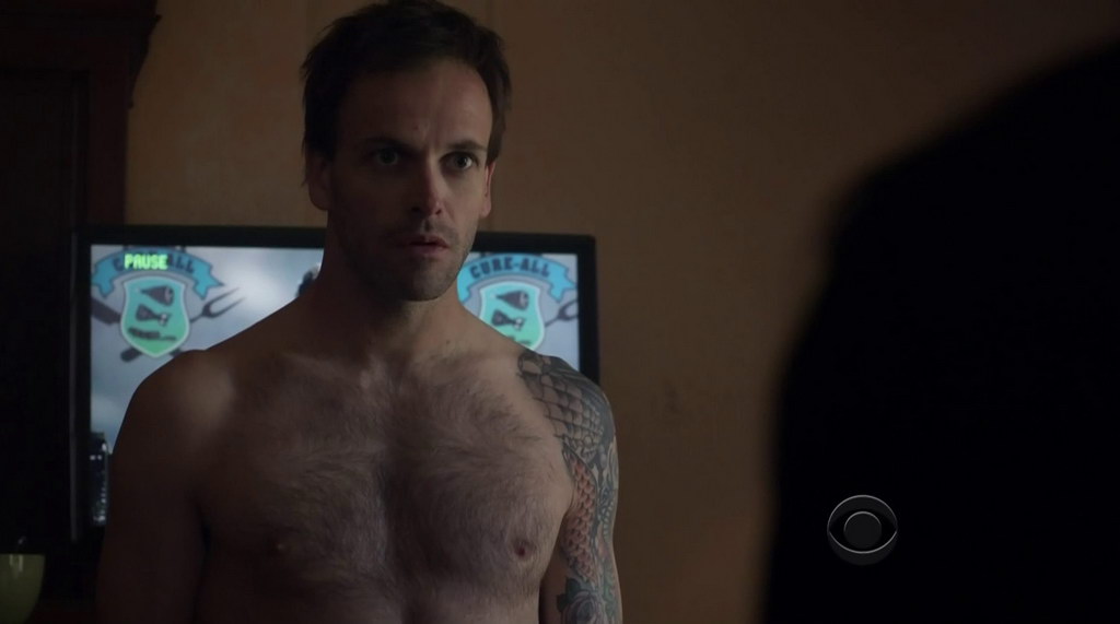 Jonny Lee Miller Shirtless in Elementary s1e01 - Shirtless Men at groopii
