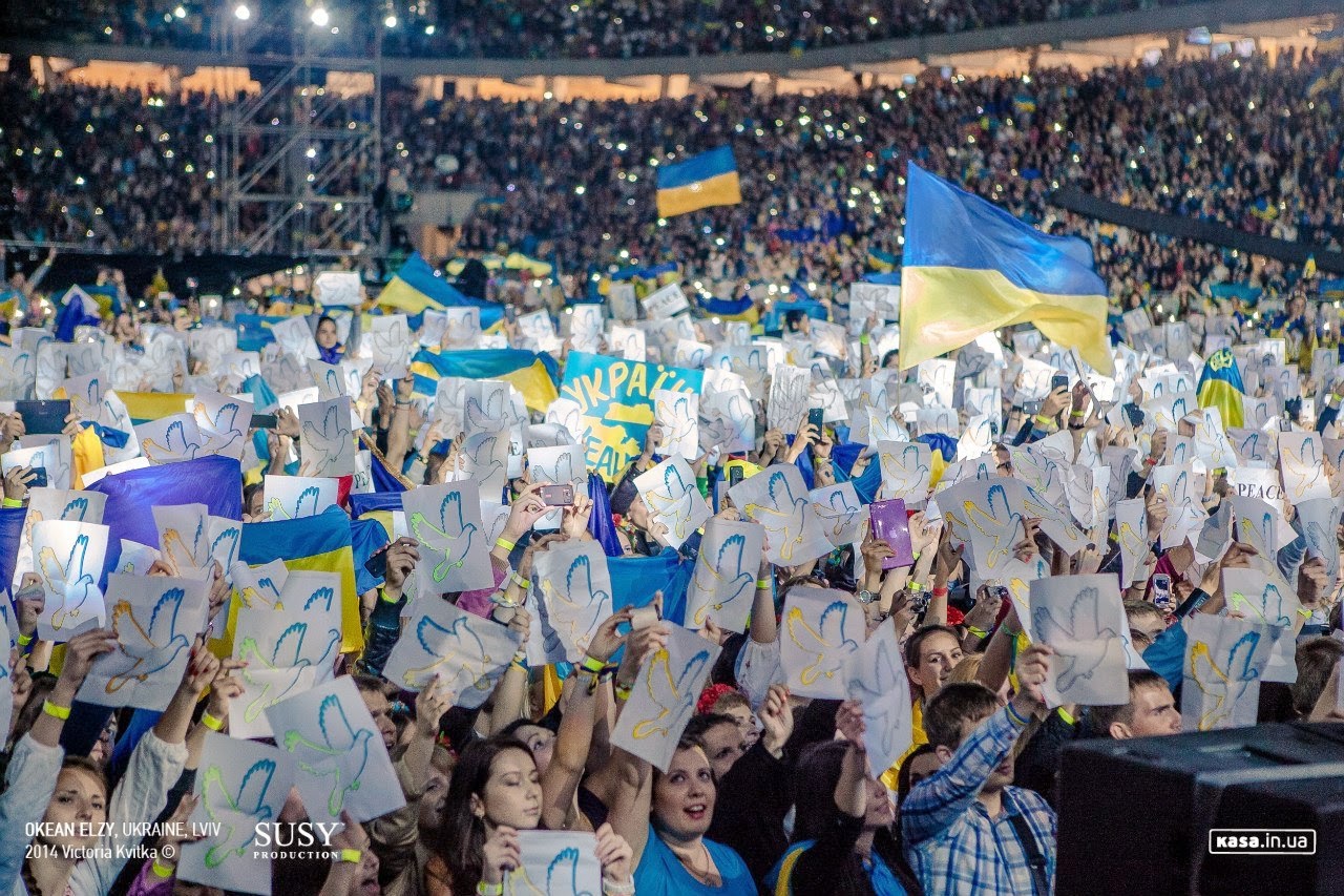 Fans waving posters, Okean Elzy concert in Lviv, 24 August 2014