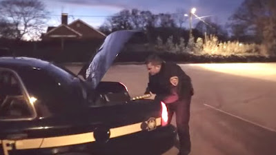 "Itu Telah Menyelamatkan Hidup Saya". Alkitab Pemberian Polisi Ini Telah Mengubah Hidup Seorang Tunawisma Pecandu Narkoba