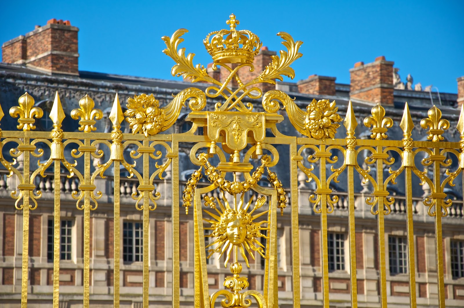 Золотая ворота сайт. Золотые ворота Версальского дворца. Крылья короля Версальский дворец. Версаль балкон. Версаль балкон Франция.