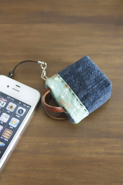 Iphone Jack Plug Ear Cap Purse. Sew DIY Tutorial in Pictures.