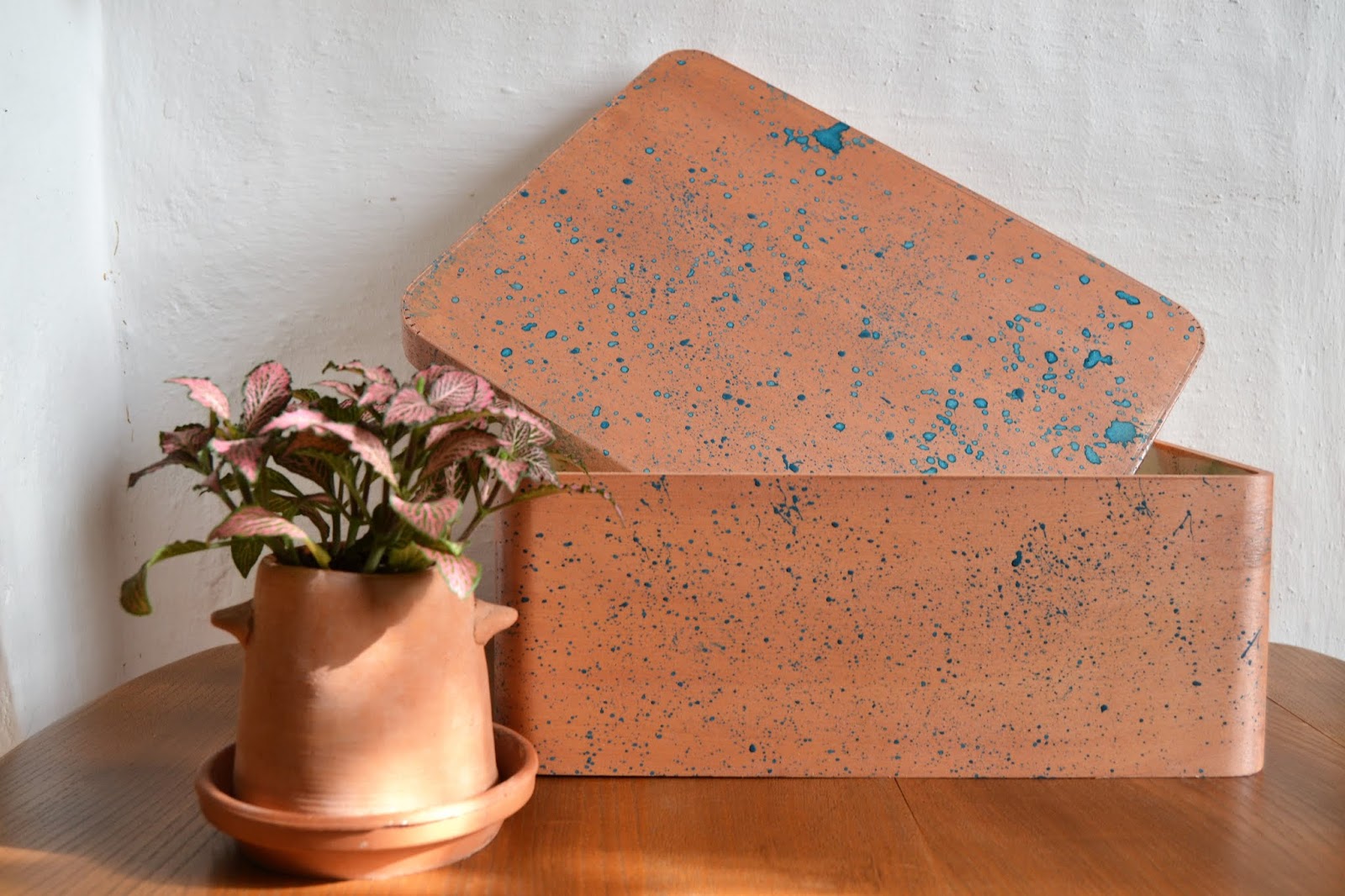 Diy cajas de madera pintadas con la técnica de splatter, gracias a Fleur Paint muestro como se hace una tendencia decorativa dinámica y espontanea como es el splatter