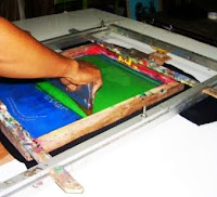 cara-membuat-sablon-kaos-manual-dengan-screen-print-cat-sablon