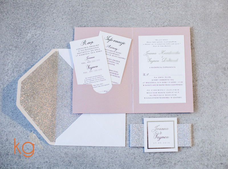 srebrne, posrebrzane, brokat, brudny róż, zaproszenie w folderze, koperta z wyklejką, opaska do zaproszenia, monogram, silver foil, glitter, oryginalne, nietypowe zaproszenia slubne, blyszczace, srebrzone, zlocone, opaska brokatowa z monogramem, szary, bialy, srebrny, brudny roz, rsvp, dodatkowa wkladka, blyszczace zaproszenia slubne, metaliczne, zaproszenie skladane w folderze, zaproszenie z kieszonka, poligrafia slubna, sezon 2018, papeteria slubna, kg design poligrafia