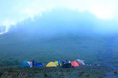 Kabut di tepian Ranu Kumbolo