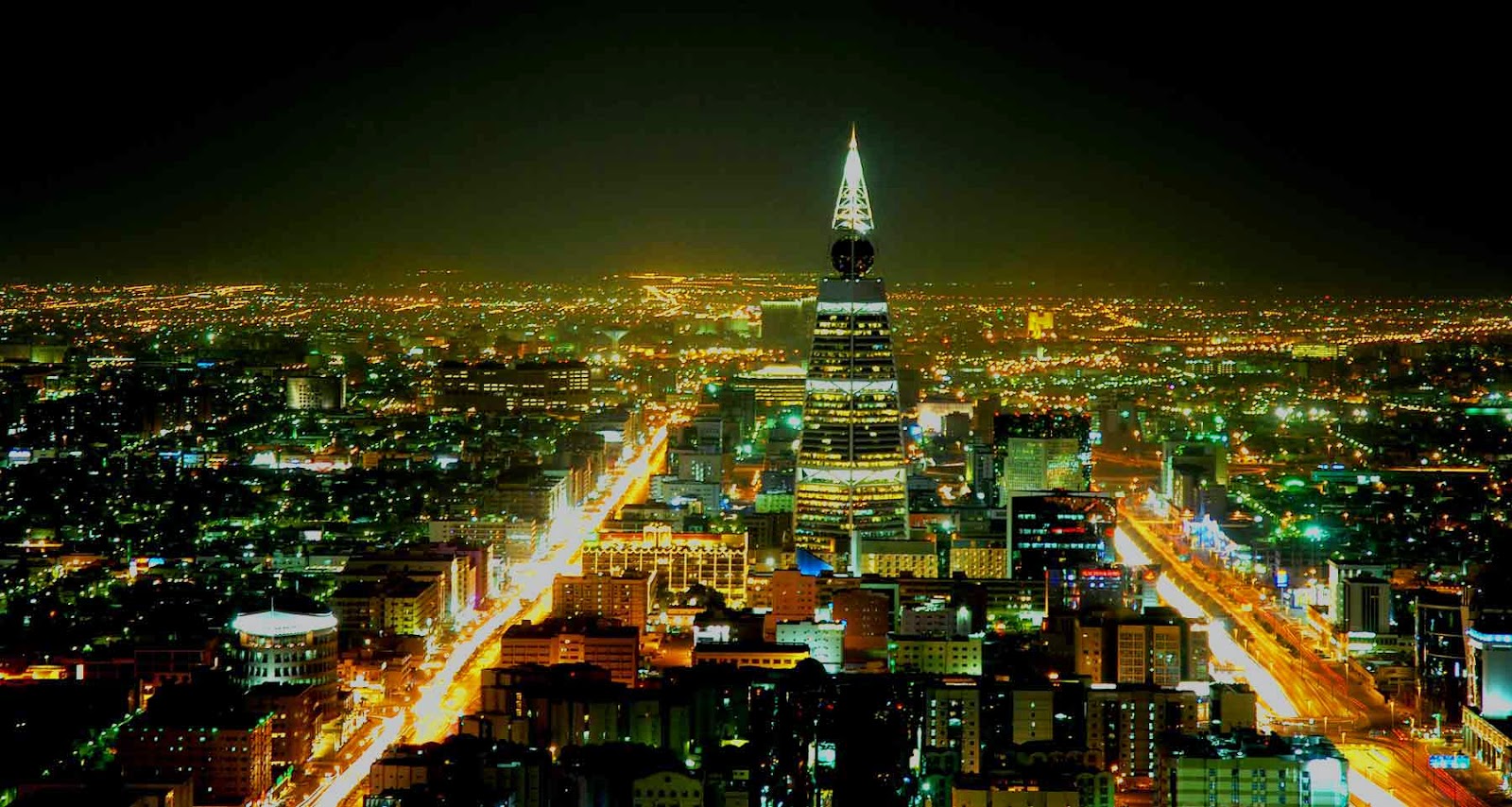 صورة فوتوغرافية من منتصف الرياض في الليل