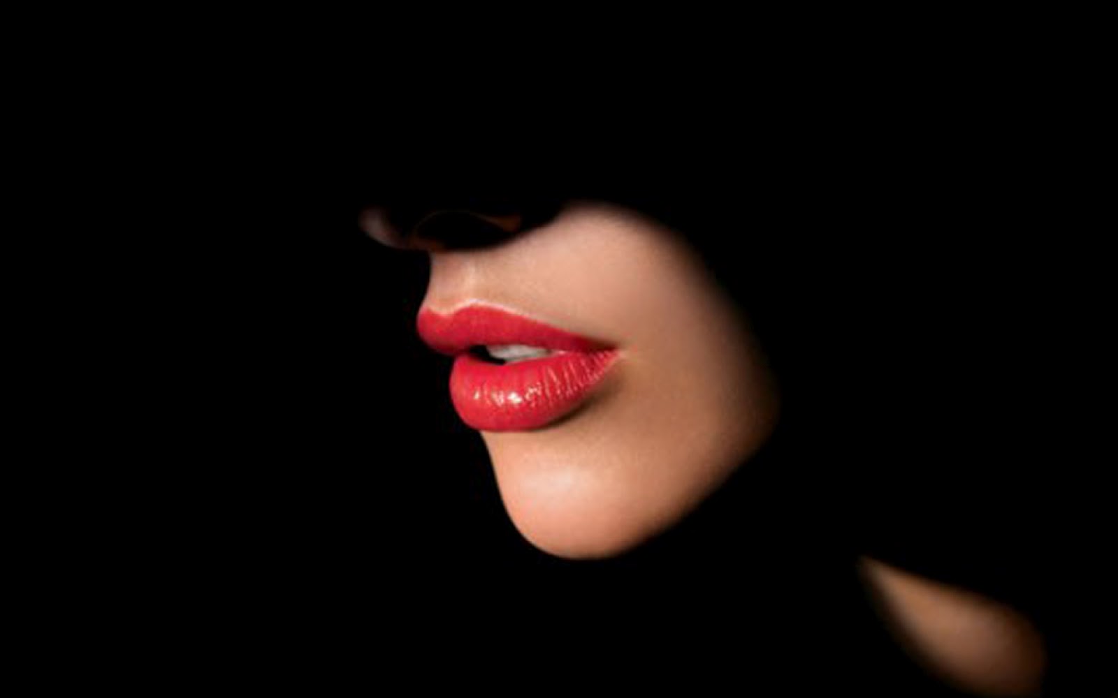 Язык на черном фоне. Губы девушки. Девушка с красными губами. Красные губы на черном фоне. Женщина в черном с красными губами.