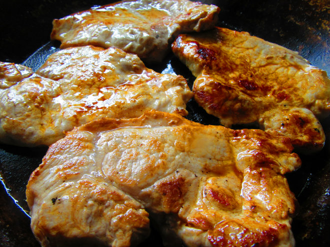 Složenac sa svinjetinom, krumpirom i ljutikom 1 korak pripreme Pork casserole with shallots and potatoes by Laka kuharica: brown the chops on each side in a frying pan.