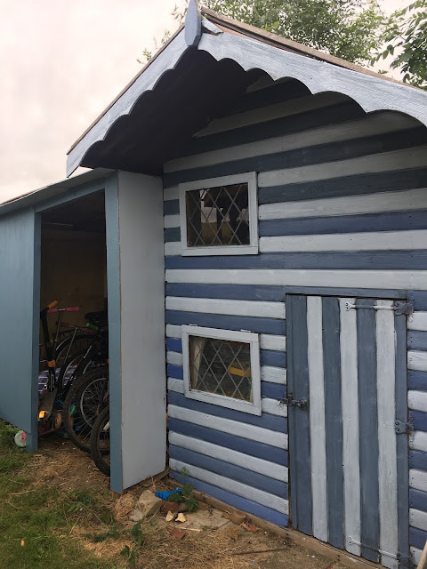 Upcycling playhouse - beach house style