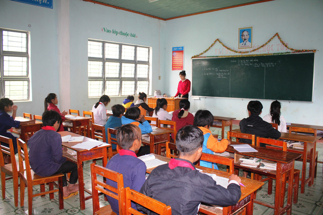 Gia Lai: Học sinh vùng cao hái những bó hoa dã quỳ, bắt gà tặng thầy cô giáo dịp 20/11
