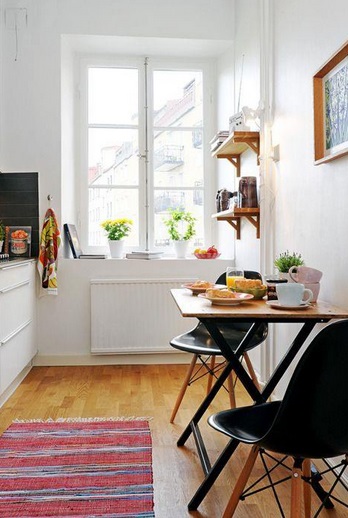 Mesa pequeña con sillas 