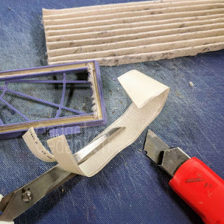 Filterrahmen mit herausgetrenntem Originalfilter und Klebeklett im Zuschnitt Filterrahmen mit herausgetrenntem Originalfilter und Klebeklett im Zuschnitt