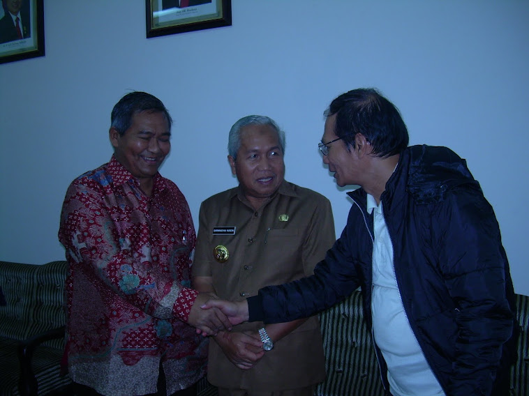 KaKwarnas Pramuka dan Bupati Belitung bersama penulis