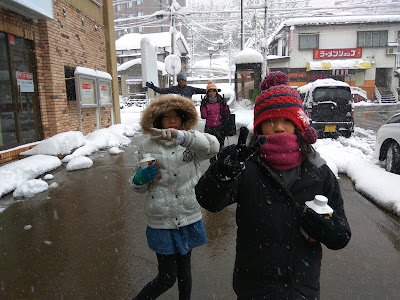 越後湯澤是一直到五月都有雪的雪國喔!可以玩雪又可以泡溫，超推薦這裡的喔!