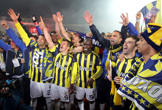 Fenerbahçe 20102011 sezonunu ile 18. şampiyonluğunu yaşadı. Foto Video