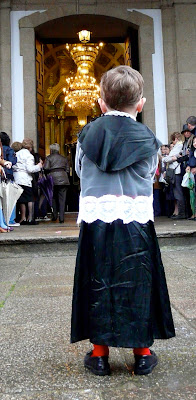 Niño vestido de monaguillo del Santo Entierro de la Semana Santa Ferrolana. Ferrol 2011