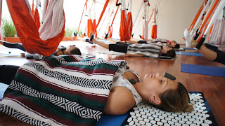 AeroYoga® es el primer método de Yoga Aéreo introducido en España por Rafael Martinez, siendo el AeroYoga®® Institute el precursor de la litoterapia aplicada la trabajo en suspensión. clases de yoga aereo, yoga swing, aero yoga
