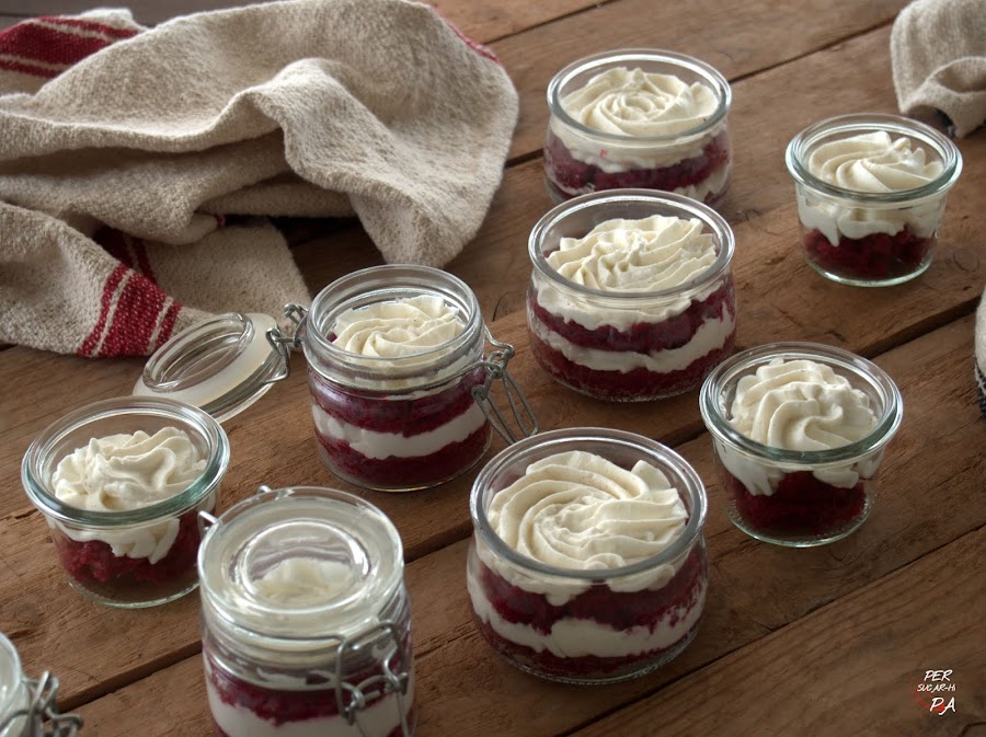 La tarta Red Velvet presentada en vasitos: bizcocho con remolacha (sin colorantes) y una suave mousse de yogur y mascarpone