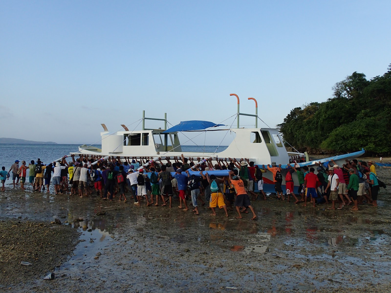 Kleyns In The Philippines * How to Move a Boat on Land